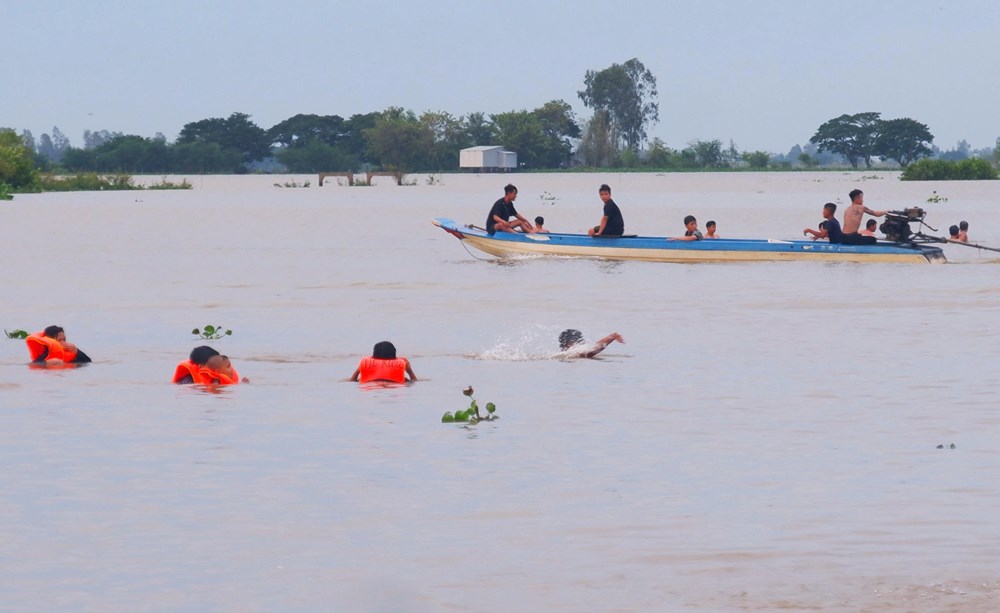 Cuối tuần nhộn nhịp tắm đồng ở vùng biên giới Hồng Ngự - ảnh 5