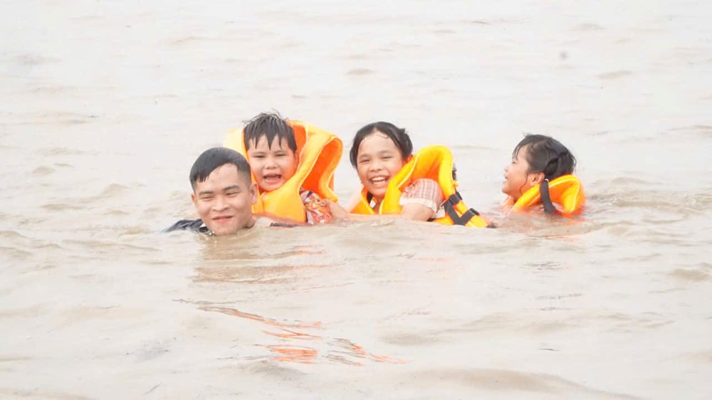 Cuối tuần nhộn nhịp tắm đồng ở vùng biên giới Hồng Ngự - ảnh 6