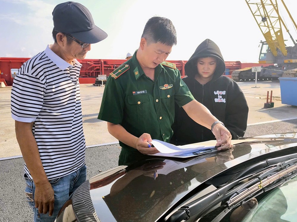 Bộ đội Biên phòng TP.HCM tiếp nhận ngư dân gặp nạn trên biển - ảnh 1