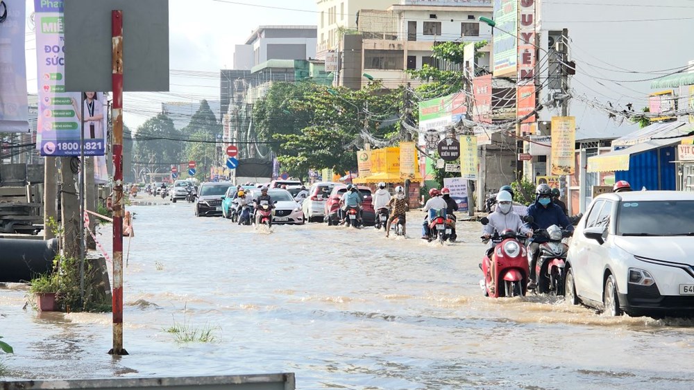 Triều cường vượt báo động III, gây ngập nhiều tuyến đường ở Cần Thơ - ảnh 2