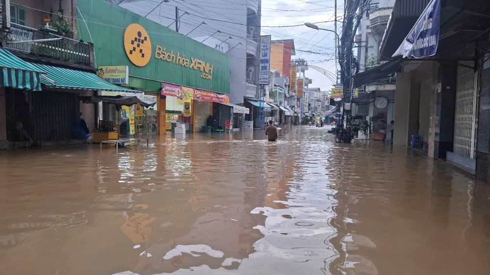 Triều cường vượt báo động III, gây ngập nhiều tuyến đường ở Cần Thơ - ảnh 1
