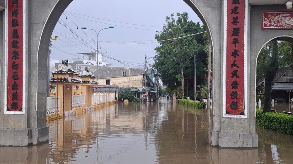 Triều cường vượt báo động III, gây ngập nhiều tuyến đường ở Cần Thơ - ảnh 4