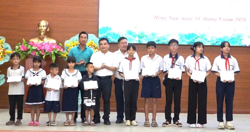 Đồng Tháp đỡ đầu học sinh khó khăn, neo đơn vùng biên đến trường - ảnh 3