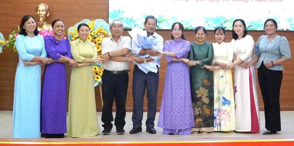 Đồng Tháp đỡ đầu học sinh khó khăn, neo đơn vùng biên đến trường - ảnh 1