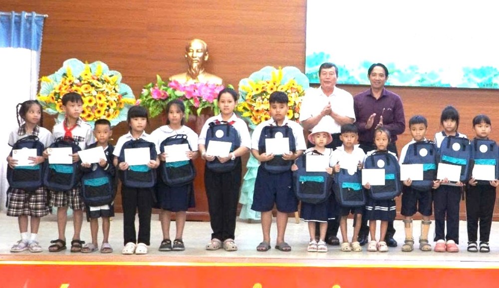 Đồng Tháp đỡ đầu học sinh khó khăn, neo đơn vùng biên đến trường - ảnh 2