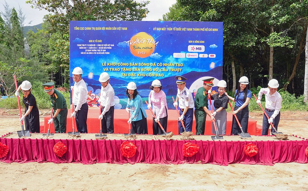 Đoàn công tác Trung ương và TP.HCM tưởng niệm các Anh hùng liệt sĩ tại Côn Đảo - ảnh 3