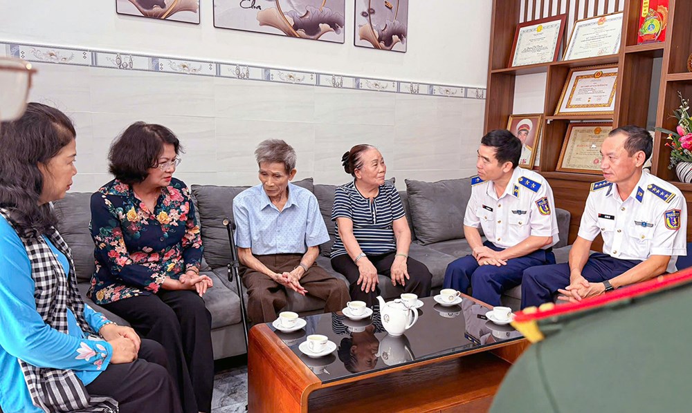 Đoàn công tác Trung ương và TP.HCM tưởng niệm các Anh hùng liệt sĩ tại Côn Đảo - ảnh 2