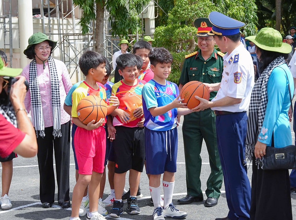 Đoàn công tác Trung ương và TP.HCM tưởng niệm các Anh hùng liệt sĩ tại Côn Đảo - ảnh 5