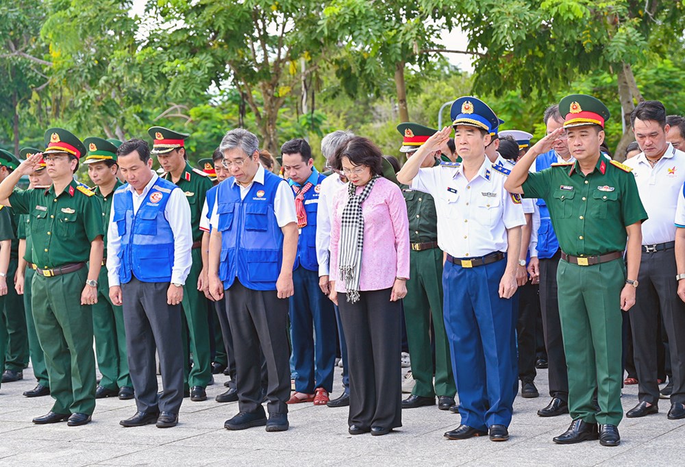 Đoàn công tác Trung ương và TP.HCM tưởng niệm các Anh hùng liệt sĩ tại Côn Đảo - ảnh 1