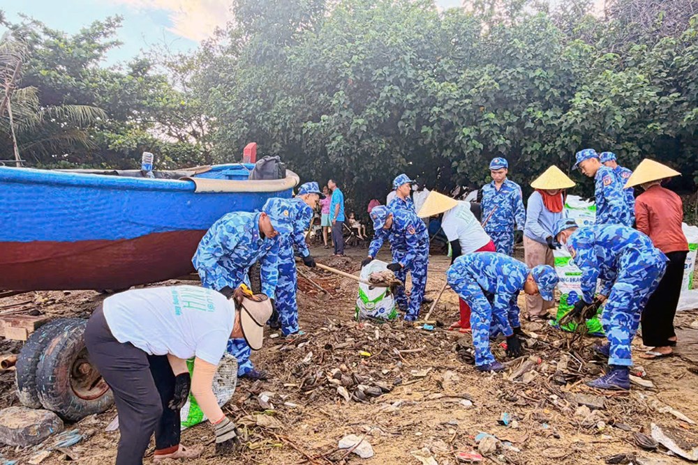 Cảnh sát biển “xắn tay áo” cùng ngư dân làm sạch môi trường biển - ảnh 2