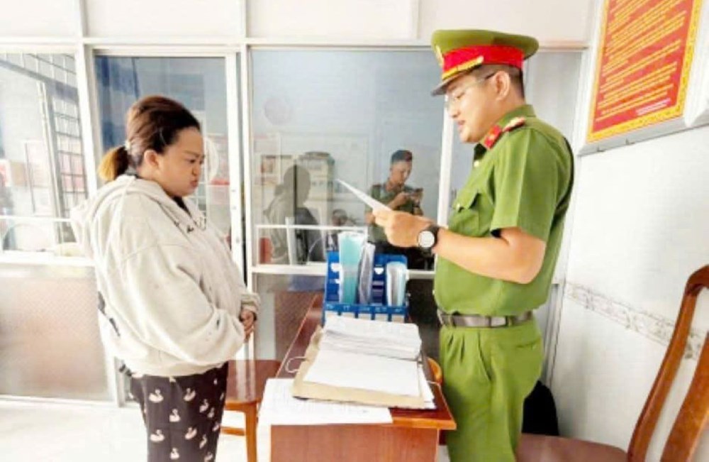 Bắt một phụ nữ dùng AI tạo tin nhắn giả để lừa đảo trên 444 triệu đồng - ảnh 1
