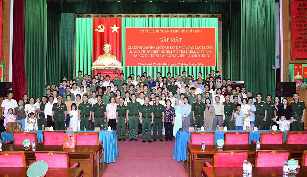 Thăng quân hàm cho các chiến sĩ làm nhiệm vụ tìm kiếm, quy tập hài cốt liệt sĩ tại Công viên Lê Thị Riêng - ảnh 1