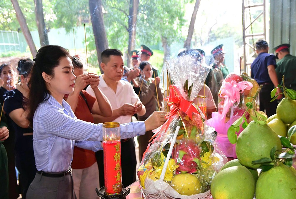 Thăng quân hàm cho các chiến sĩ làm nhiệm vụ tìm kiếm, quy tập hài cốt liệt sĩ tại Công viên Lê Thị Riêng - ảnh 3