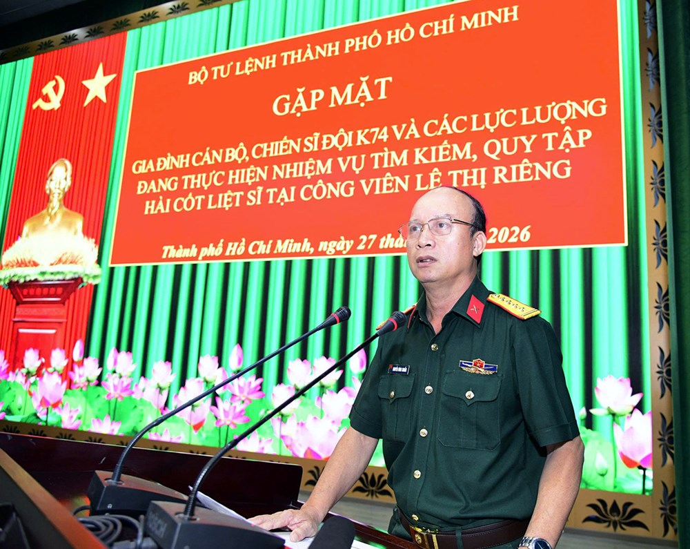 Thăng quân hàm cho các chiến sĩ làm nhiệm vụ tìm kiếm, quy tập hài cốt liệt sĩ tại Công viên Lê Thị Riêng - ảnh 2