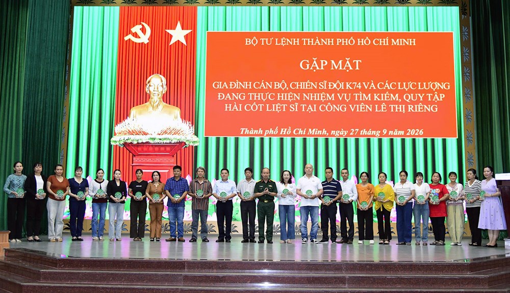 Thăng quân hàm cho các chiến sĩ làm nhiệm vụ tìm kiếm, quy tập hài cốt liệt sĩ tại Công viên Lê Thị Riêng - ảnh 6