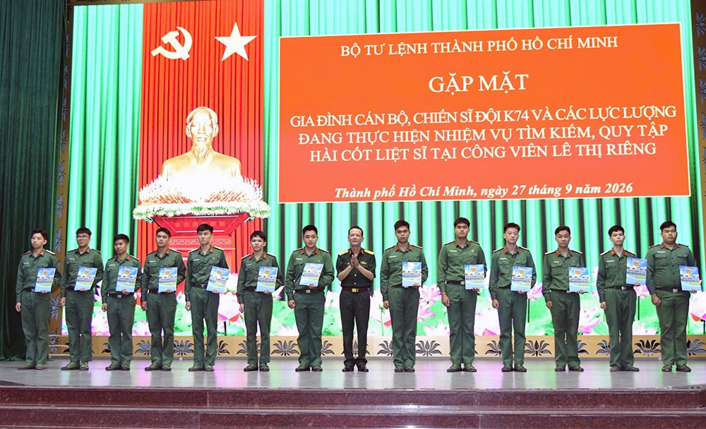Thăng quân hàm cho các chiến sĩ làm nhiệm vụ tìm kiếm, quy tập hài cốt liệt sĩ tại Công viên Lê Thị Riêng - ảnh 7