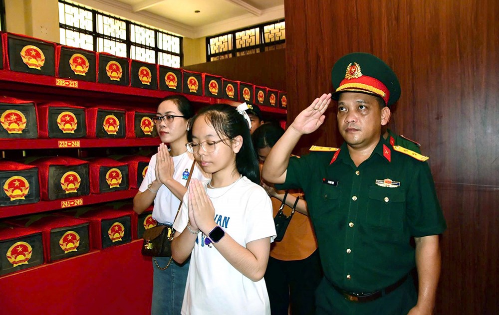 Thăng quân hàm cho các chiến sĩ làm nhiệm vụ tìm kiếm, quy tập hài cốt liệt sĩ tại Công viên Lê Thị Riêng - ảnh 4