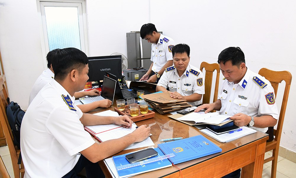 Cảnh sát biển xử lý nghiêm tàu cá vi phạm IUU, sớm gỡ cảnh báo “Thẻ vàng” - ảnh 4