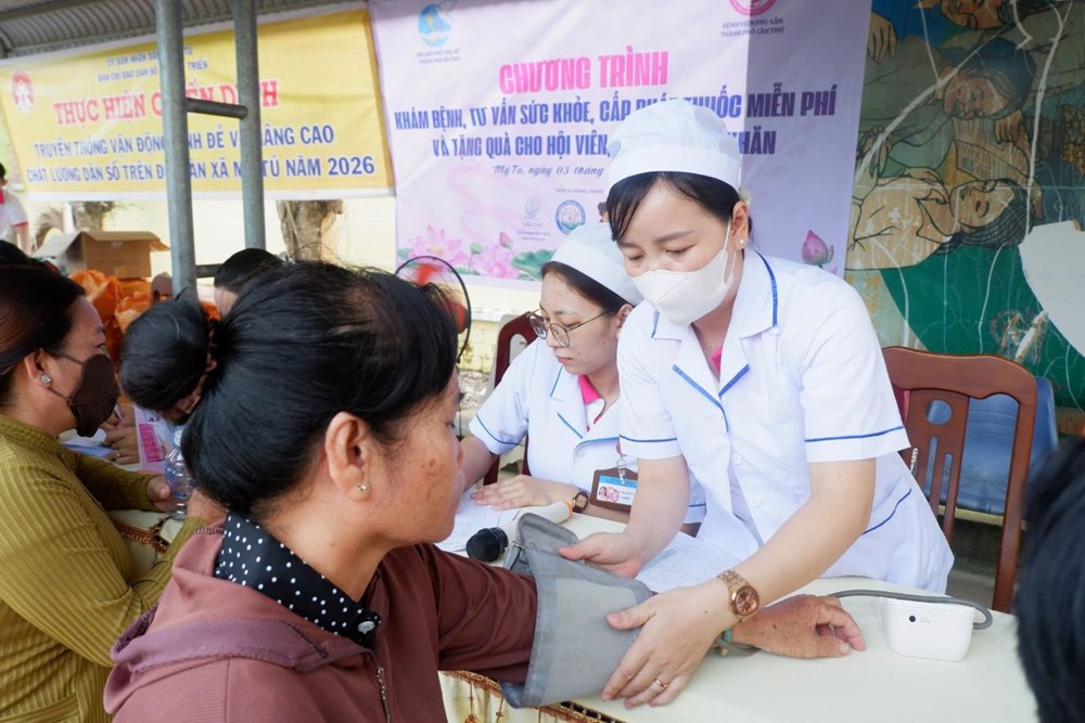 Cần Thơ: Hàng trăm phụ nữ khó khăn ở nông thôn được khám bệnh, cấp thuốc miễn phí - ảnh 2
