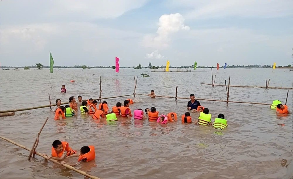 Đồng Tháp dạy bơi miễn phí cho trẻ em vùng lũ - ảnh 1