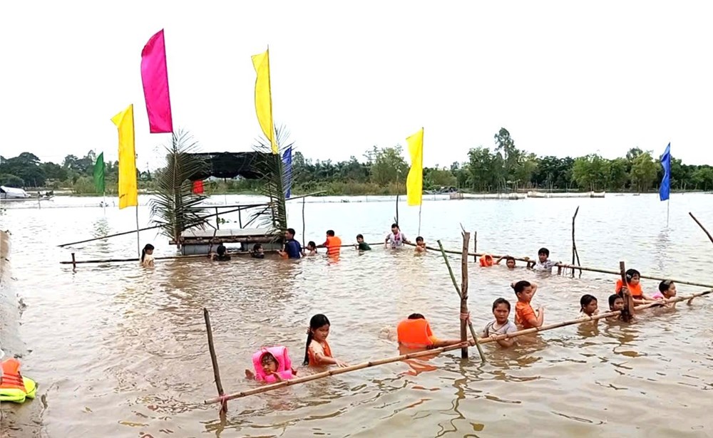 Đồng Tháp dạy bơi miễn phí cho trẻ em vùng lũ - ảnh 4