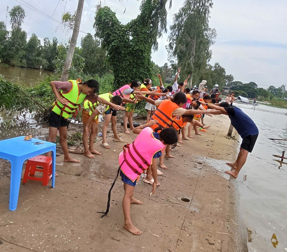 Đồng Tháp dạy bơi miễn phí cho trẻ em vùng lũ - ảnh 2