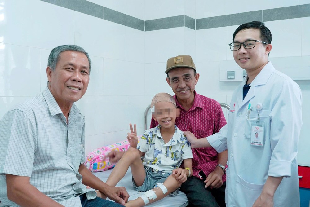 Cần Thơ phẫu thuật trong đêm cứu bé trai 7 tuổi vỡ dị dạng mạch máu não - ảnh 2