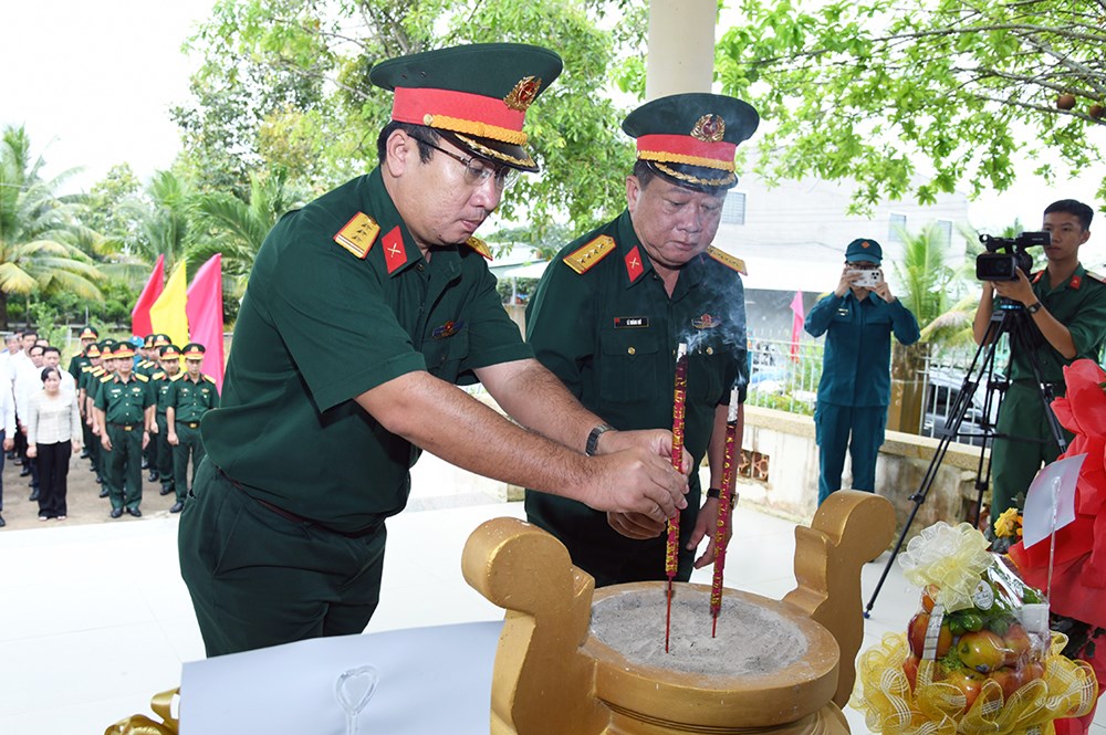 Tô thắm nghĩa tình quân dân qua hoạt động về nguồn - ảnh 1