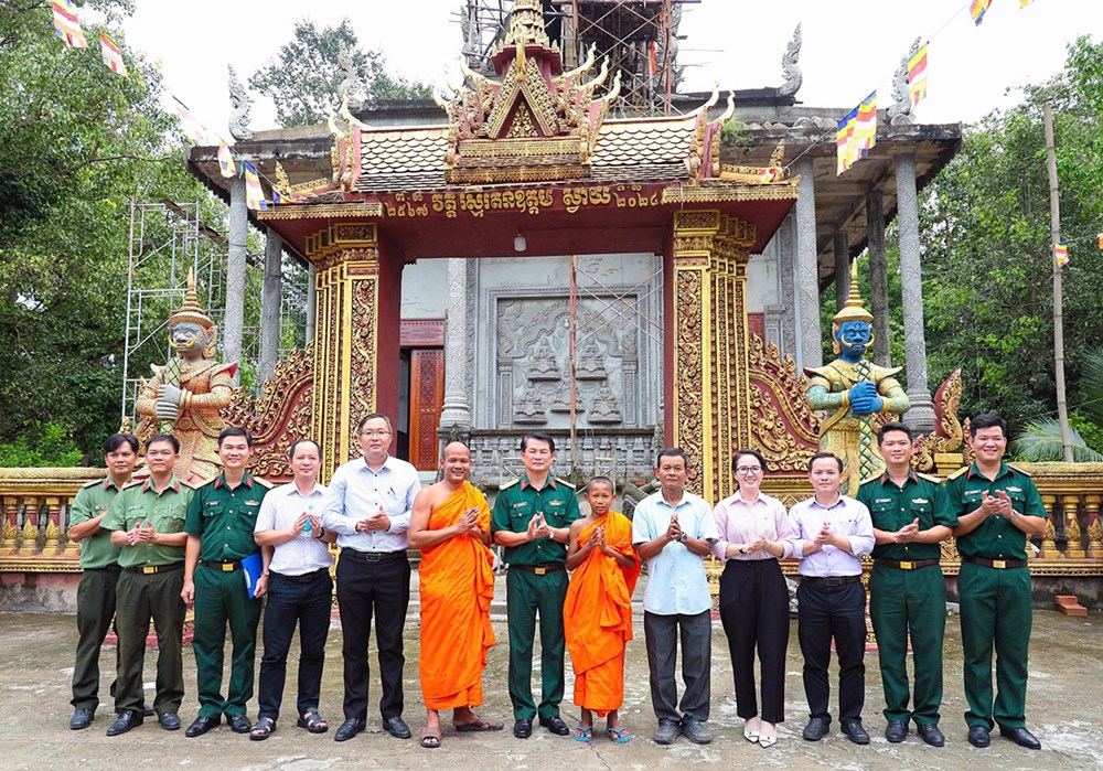 Thăm và chúc mừng lễ Sen Dolta của đồng bào Khmer - ảnh 1