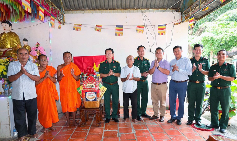 Thăm và chúc mừng lễ Sen Dolta của đồng bào Khmer - ảnh 2