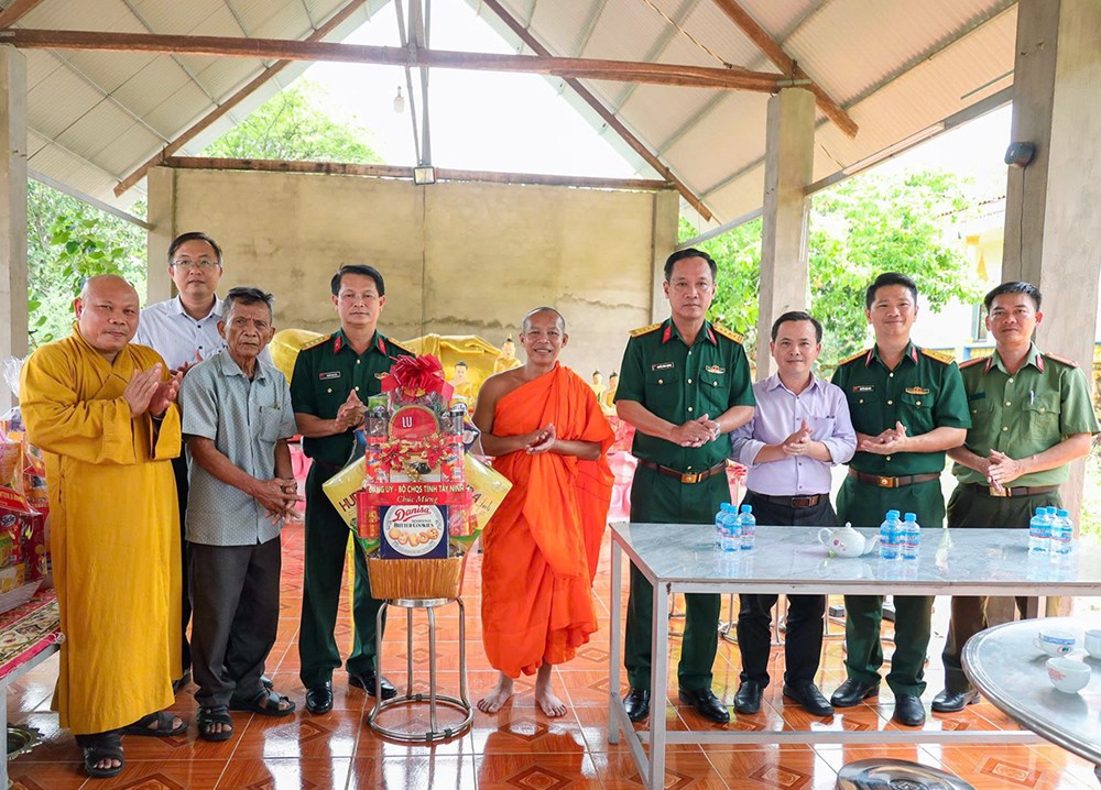 Thăm và chúc mừng lễ Sen Dolta của đồng bào Khmer - ảnh 3