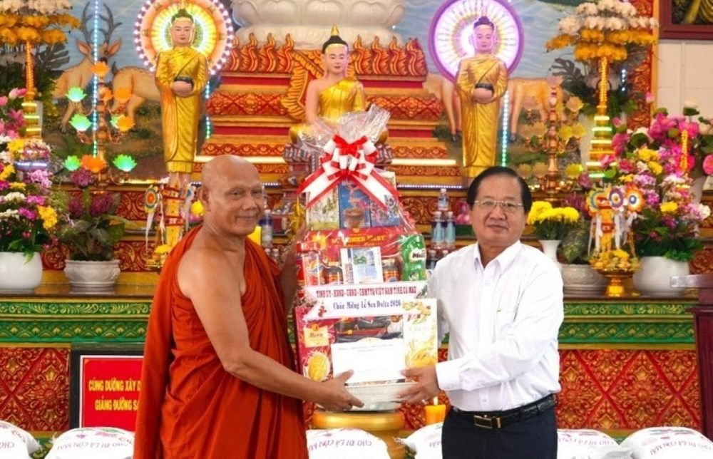 Các tỉnh, thành ĐBSCL thăm, chúc mừng đồng bào Khmer nhân dịp Lễ Sen Dolta - ảnh 1