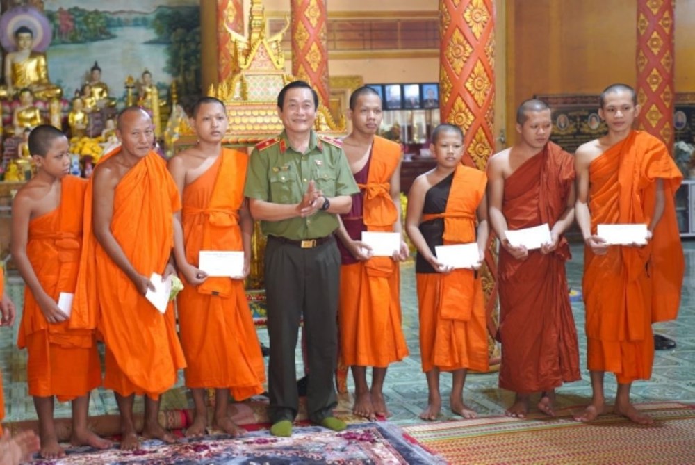 Các tỉnh, thành ĐBSCL thăm, chúc mừng đồng bào Khmer nhân dịp Lễ Sen Dolta - ảnh 2