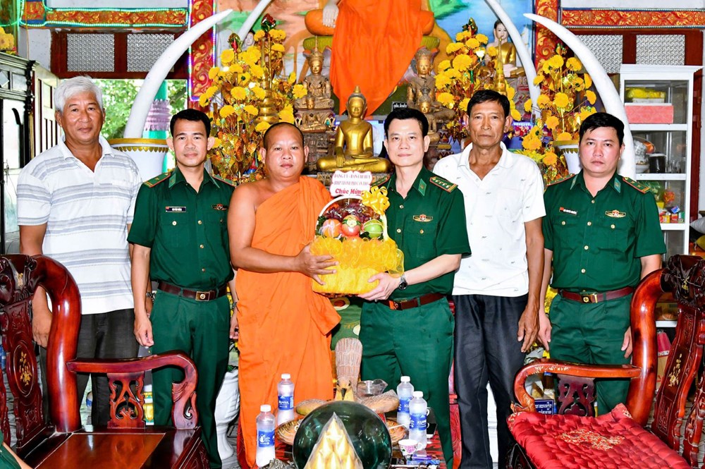 Các tỉnh, thành ĐBSCL thăm, chúc mừng đồng bào Khmer nhân dịp Lễ Sen Dolta - ảnh 3