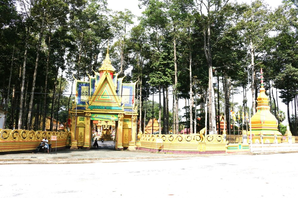 Các tỉnh, thành ĐBSCL thăm, chúc mừng đồng bào Khmer nhân dịp Lễ Sen Dolta - ảnh 4