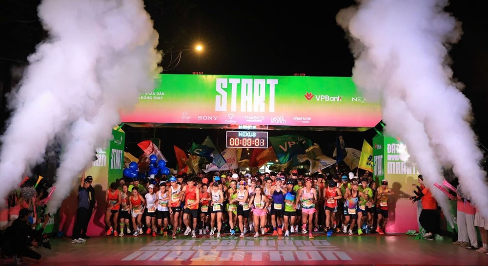 Sáng nay, hàng chục ngàn VĐV bước vào đường chạy Marathon 2026 ở Đồng Tháp - ảnh 1