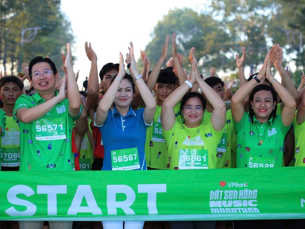 Sáng nay, hàng chục ngàn VĐV bước vào đường chạy Marathon 2026 ở Đồng Tháp - ảnh 5
