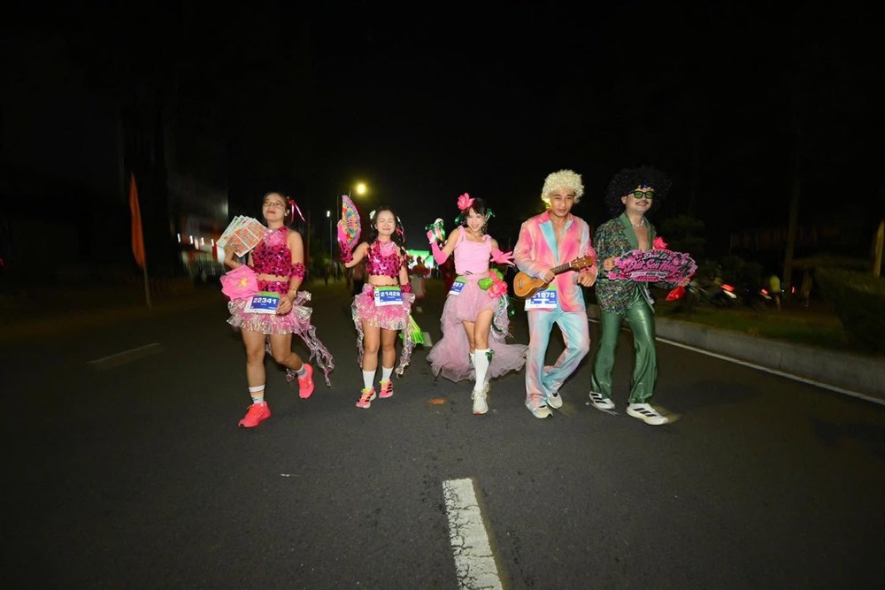 Sáng nay, hàng chục ngàn VĐV bước vào đường chạy Marathon 2026 ở Đồng Tháp - ảnh 6
