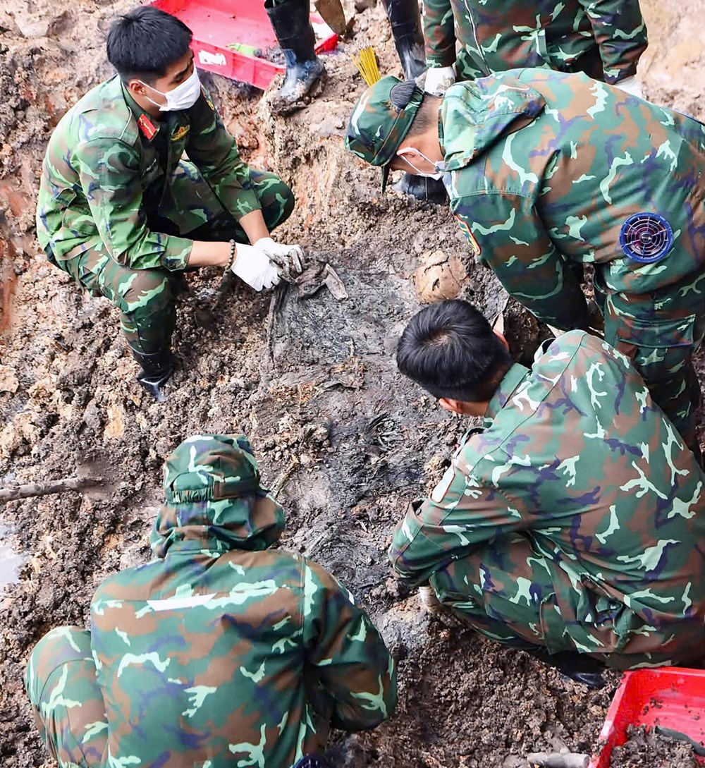 Vừa an táng 731 hài cốt liệt sĩ, TP.HCM phát hiện thêm 8 hài cốt liệt sĩ tại Công viên Lê Thị Riêng - ảnh 1