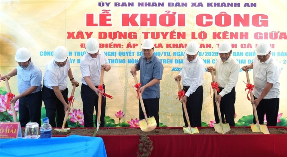 Đồng loạt khởi công 22 tuyến đường giao thông nông thôn ở Cà Mau - ảnh 1