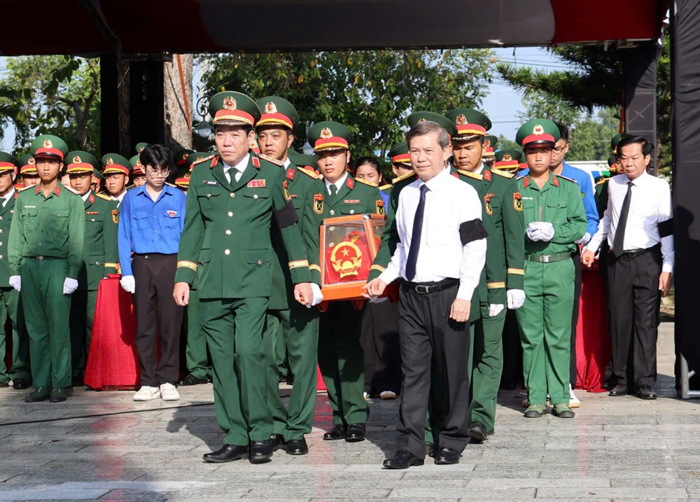 TP. Cần Thơ tổ chức Lễ viếng, truy điệu và an táng 120 hài cốt liệt sĩ - ảnh 1