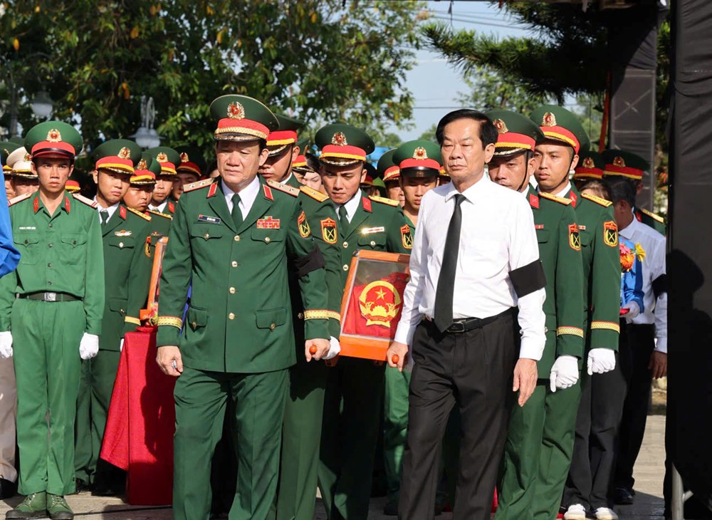 TP. Cần Thơ tổ chức Lễ viếng, truy điệu và an táng 120 hài cốt liệt sĩ - ảnh 2