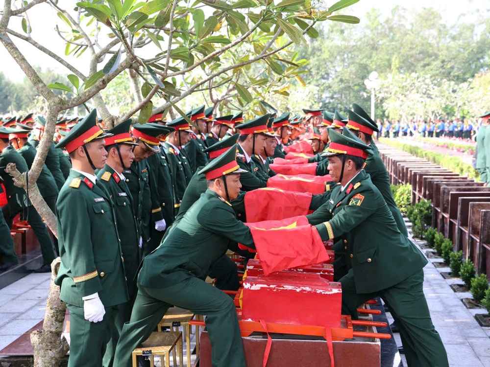 TP. Cần Thơ tổ chức Lễ viếng, truy điệu và an táng 120 hài cốt liệt sĩ - ảnh 5