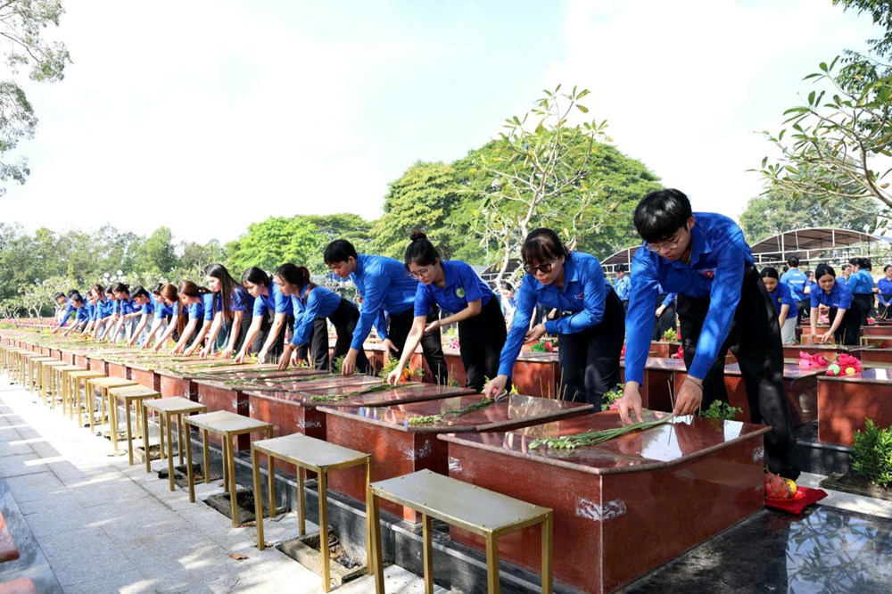 TP. Cần Thơ tổ chức Lễ viếng, truy điệu và an táng 120 hài cốt liệt sĩ - ảnh 4