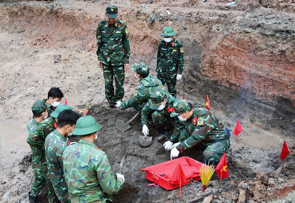 Phát hiện thêm 12 bộ hài cốt liệt sĩ tại Công viên Lê Thị Riêng - ảnh 1