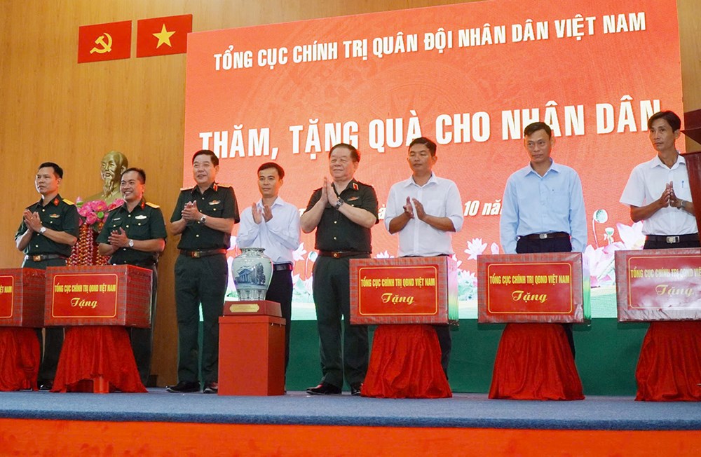 Thắm tình quân dân qua hành trình trở về Chiến khu 8 - ảnh 2