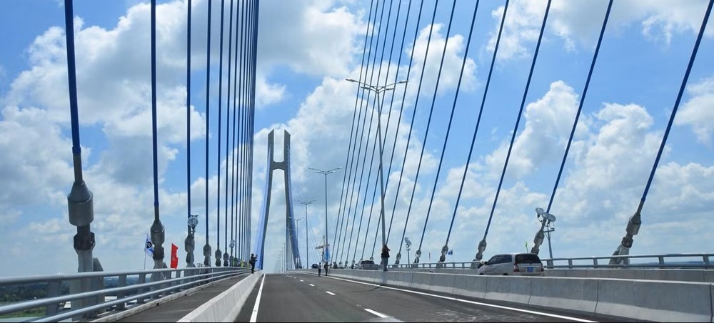 Công an Cần Thơ kịp thời cứu sống một phụ nữ nhảy cầu Vàm Cống - ảnh 1