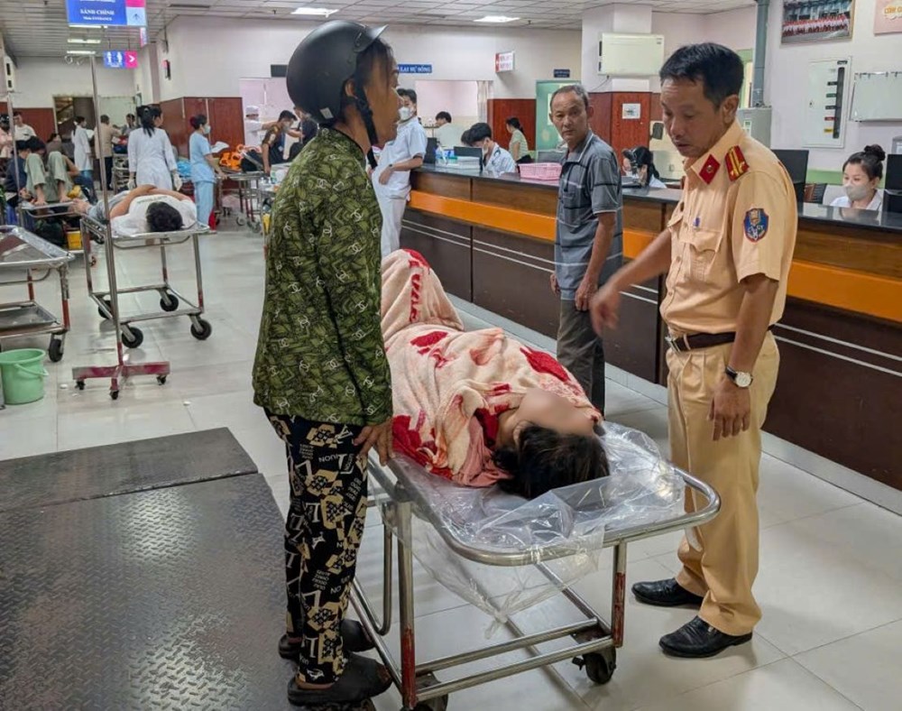 Công an Cần Thơ kịp thời cứu sống một phụ nữ nhảy cầu Vàm Cống - ảnh 2