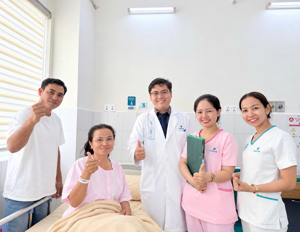 Phẫu thuật nội soi khối u buồng trứng lớn cho một phụ nữ người Campuchia - ảnh 3