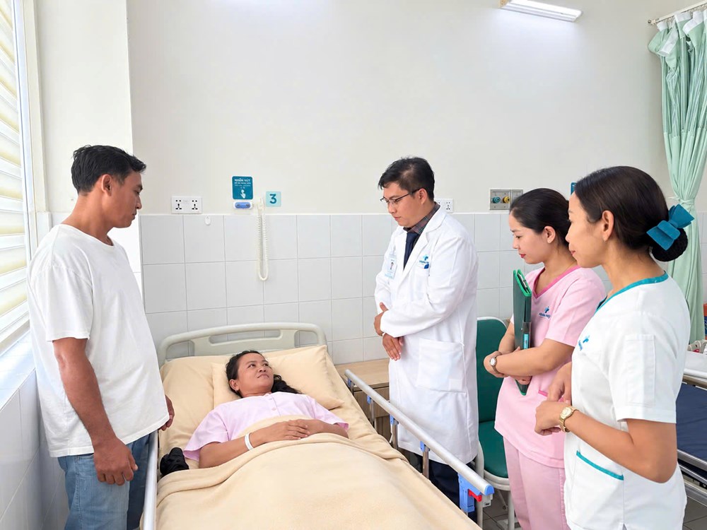 Phẫu thuật nội soi khối u buồng trứng lớn cho một phụ nữ người Campuchia - ảnh 1